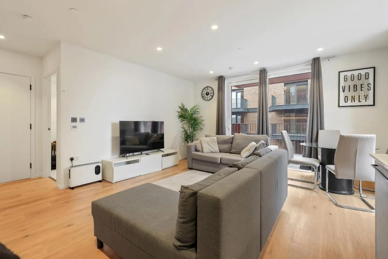 Excel Riverside 2 Bed Londyn